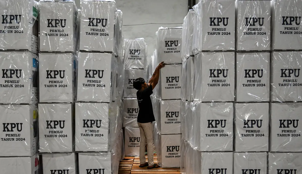 KPU Surabaya meminta kepada petugas PPK untuk terus menjaga keamanan logistik Pemilu 2024 di lokasi masing-masing. (Juni KRISWANTO/AFP)