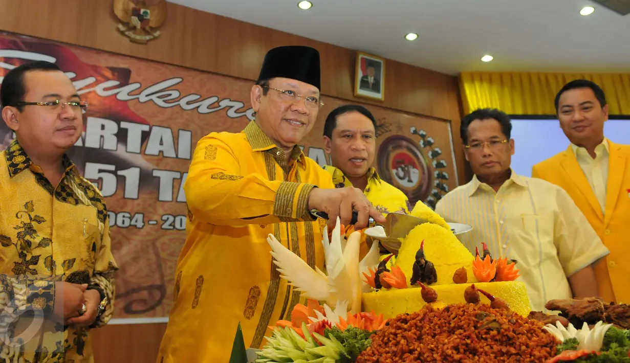 Ketua Umum Partai Golkar versi Munas Ancol, Agung Laksono memotong tumpeng pada syukutan HUT Partai Golkar ke-51 di Kantor DPP Golkar, Jakarta, Selasa (20/10/2015). (Liputan6.com/Andrian M Tunay)