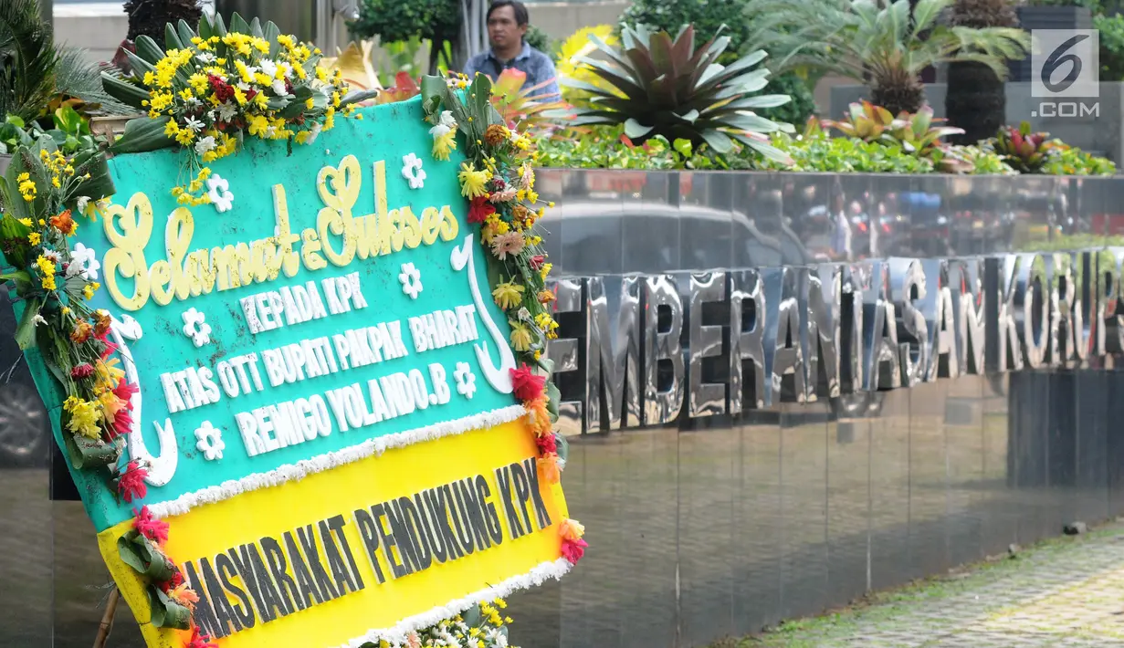 Sebuah karangan bunga ucapan terima kasih menghiasi depan gedung KPK di Jakarta, Jumat (23/11). Karangan bunga tersebut dikirim oleh Masyarakat Pendukung KPK atas OTT terhadap Bupati Pakpak Bharat Remigo Yolando Berutu. (Merdeka.com/Dwi Narwoko)
