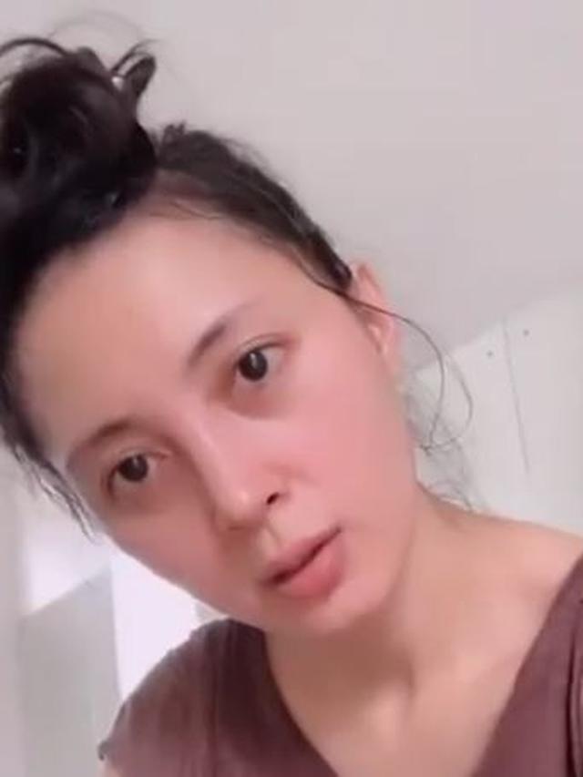 6 Potret Della Puspita Tanpa Makeup, Awet Muda di Usia 41 Tahun