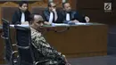 Ketua DPRD Kepulauan Sula Periode 2009-2014, Zainal Mus saat menjalani sidang dakwaan di Pengadilan Tipikor, Jakarta, (22/11). Zainal Mus didakwa melakukan perbuatan korupsipengadaan lahan Bandara Bobong, Maluku Utara. (Liputan6.com/Helmi Fithriansyah)