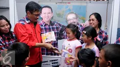 Calon Wakil Gubernur DKI Jakarta Djarot Saiful Hidayat memberikan buku ke sejumlah anak-anak di jalan Bendungan, Cawang, Kramat jati, Jakarta, Kamis (1/12). Djarot juga meresmikan perpustakaan di wilayah tersebut. (Liputan6.com/Gempur M. Surya)