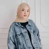 vokalis dari grup Sabyan Gambus ini juga terlihat menggunakan gaya busana dengan konsep denim on denim. Dengan makeup sederhana, penampilan Nissa ini tetap membuatnya terlihat stylish. (Liputan6.com/IG/@nissa_sabyan)
