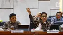 Menteri Kesehatan Budi Gunadi Sadikin (kanan) bersama Direktur Utama Badan Penyelenggara Jaminan Sosial (BPJS) Kesehatan Ali Ghufron Mukti saat mengikuti rapat kerja bersama Komisi IX Dewan Perwakilan Rakyat (DPR) RI di Kompleks Parlemen, Senayan, Jakarta, Selasa (11/2/2025). (Liputan6.com/Angga Yuniar)