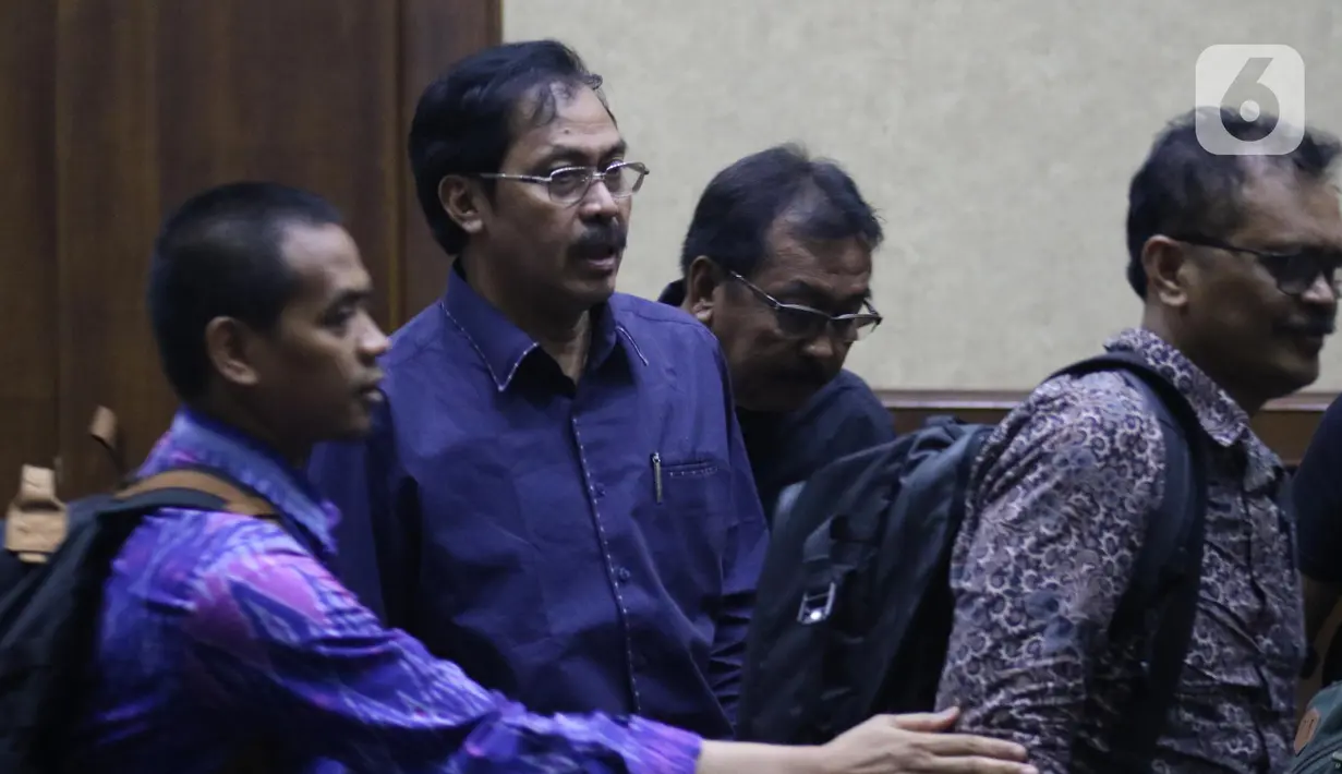 Terdakwa penerimaan gratifikasi selama menjabat sebagai Gubernur Kepulauan Riau pada kurun waktu 2016-2019, Nurdin Basirun (kedua kiri) usai menjalani sidang lanjutan Pengadilan Tipikor Jakarta, Kamis (19/12/2019). Sidang mendengar keterangan saksi-saksi. (Liputan6.com/Helmi Fithriansyah)