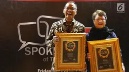 Direktur Komunikasi Lippo Group Danang Kemayan Jati (kiri) dan Corporate Secretary PT Intiland Development Tbk Theresia Rustandi saat menerima Penghargaan Indonesia Spokesperson of the Year Award 2019 di Jakarta, Jumat (15/3). (Liputan6.com/Johan Tallo)