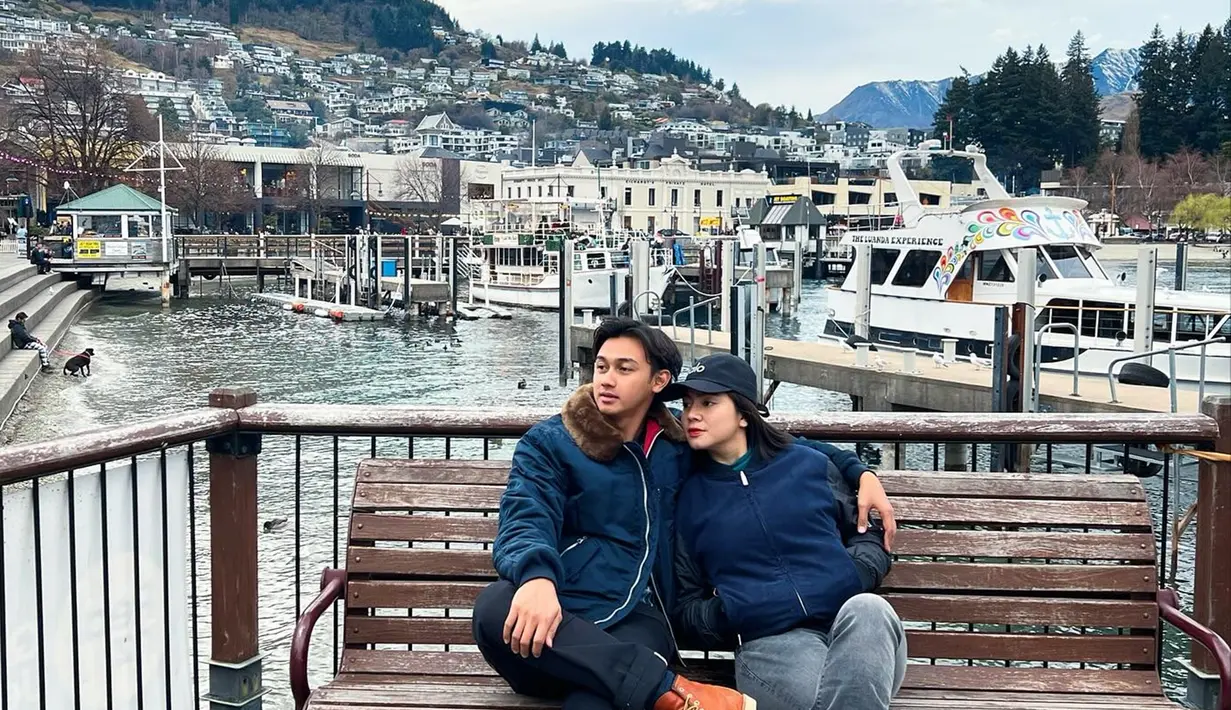 Dalam berbagai foto, mereka tampak mesra, saling tersenyum, dan menikmati waktu berdua. Felicya terlihat menawan dengan gaya kasual dan winter fashion, sementara Hito tampil gagah dalam balutan jaket tebal. Queenstown, yang dikenal sebagai destinasi impian bagi para pelancong, memberikan latar belakang sempurna untuk foto-foto penuh cinta mereka. (Liputan6.com/IG/@felicyangelista_)