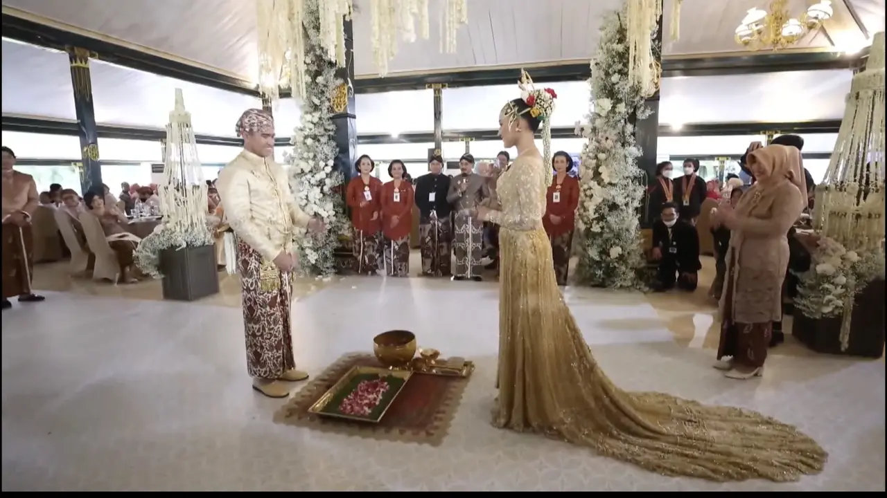 Makna dan Filosofi Balangan Gantal dalam Tradisi Pernikahan Yogyakarta