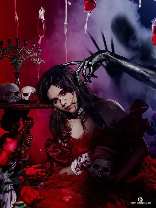 Audi Marissa yang kalah mengerikan dengan kosnep yang sangat seru. Ia sukses bikin pangling, Audi tetap terlihat cantik dengan riasan makeup Halloween dan gaun merah yang membuatnya terlihat seperti boneka. [Foto: instagram.com/fdphotography90/sry]