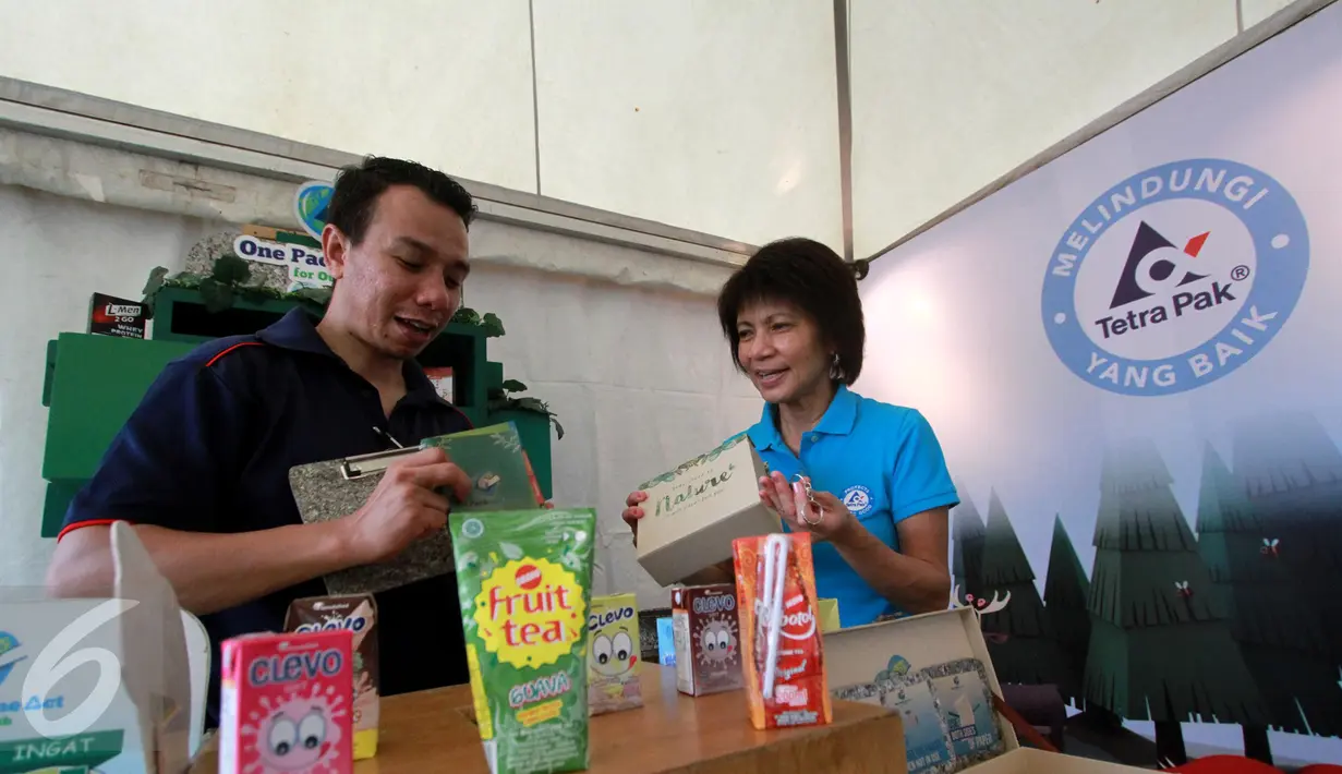 Environment Manager Tetra Pak Indonesia, Reza Andreanto (kiri) berbincang dengan Mignonne N. B. Maramis Akiyama Communications Senior Advisor Tetra Pak Indonesia dalam acara Hello Nature 2016 yang di Bumi Perkemahan Ragunan Minggu (27/11). (Liputan6.com)