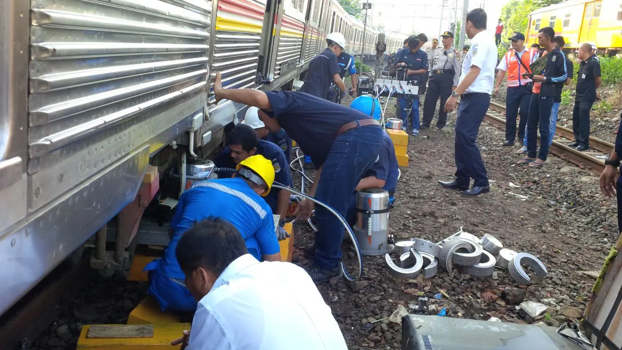 20160518-krl anjlok-jakarta-manggarai 3