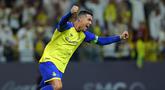 Pemain Al-Nassr, Cristiano Ronaldo melakukan selebrasi setelah mencetak gol penyeimbang 1-1 ke gawang Abha melalui ekseksusi tendangan bebas pada laga pekan ke-21 Liga Pro Arab Saudi 2022/2023 di Mrsool Park, Riyadh, Minggu (19/03/2023) WIB. Laga dimenangkan oleh Al-Nassr dengan skor 2-1. (Twitter/@AlNassrFC)