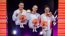 <p>Pesenam asal Russia sekaligus peraih medali emas, Angelina Melnikova (tengah) berfoto bersama pesenam Amerika Serikat sekaligus peraih medali perak, Leanne Wong (kiri) dan pesenam China sekaligus peraih medali perunggu, Zhang Qingying pada podium kategori All-Around putri Kejuaraan Dunia Gimnastik 2025 di Indonesia Arena, Senayan, Jakarta, Kamis (23/10/2025). (Bola.com/Bagaskara Lazuardi)</p>