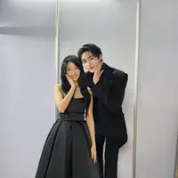 Asia Artist Awards kembali mempertemukan para pemain Lovely Runner, Byeon Woo Seok dan Kim Hye Yoo yang mengobati rasa rindu para penggemarnya. Di ajang tersebut keduanya kompak mengenakan pakaian hitam. [@byeonwooseok]