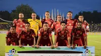 Didier Zokora (kanan bawah) tampil apik saat Semen Padang mengalahkan Persipura Jayapura 1-0, 28 April 2017. (Bola.com/Arya Sikumbang)
