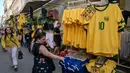 Seorang penggemar sepak bola Brasil melihat-lihat jersey tim nasional sepak bola yang dipajang di pasar Saara, Rio de Janeiro, Brasil, pada Selasa 9 Juni 2026, menjelang turnamen Piala Dunia FIFA 2026. (Nelson ALMEIDA/AFP)