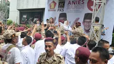 Kader Gerindra berjoged di kantor DPP Gerindra, Ragunan, Jakarta Selatan, Rabu (19/4). Tunggu hasio hitung cepat, pendukung Anies-Sandi dan kader Gerindra penuhi kantor DPP Gerindra. (Liputan6.com/Yoppy Renato)