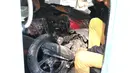 Sepeda motor Yamaha Mio Soul GT berwarna merah tengah di evakuasi dengan mobil usai meledak di parkiran Kemlu, Jakarta, Rabu (7/8/2019). Ledakan motor diduga terjadi akibat korsleting listrik. (Liputan6.com/Angga Yuniar)