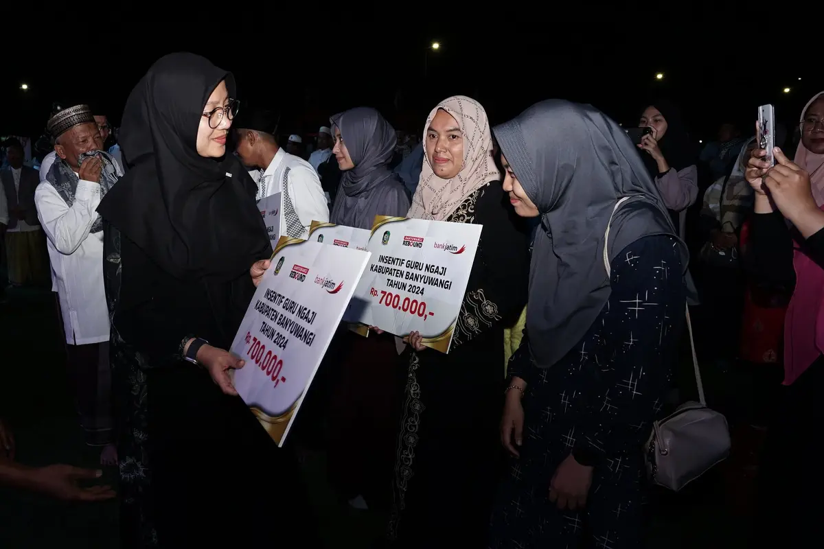 Bupati Banyuwangi Ipuk Fiestiandani serahkan secara simbolis insentif guru ngaji (Istimewa)