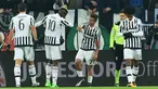 Penyerang Juventus, Paulo Dybala (tengah) melakukan selebrasi dengan rekan setimnya usai mencetak gol tunggal pada lanjutan liga serie A Italia di Juventus Stadium, Turin (24/1/2016). Juventus menang dengan skor 1-0. (AFP PHOTO/GIUSEPPE CACACE)