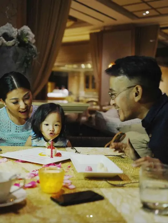 "Terus saya bilang, 'udah nggak usah sedih, nanti saya temuin ke Bali', gitu. Kebetulan kerjaan saya bisa dipindah ke Bali jadi yaa kerjaan dapat, anniversary juga dapat," lanjutnya. (Instagram/sarwendah29)