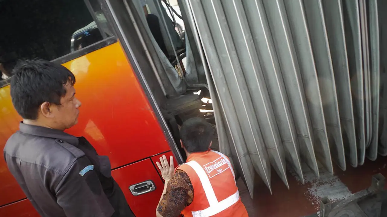 Bus Gandeng Transjakarta Terbelah Dua