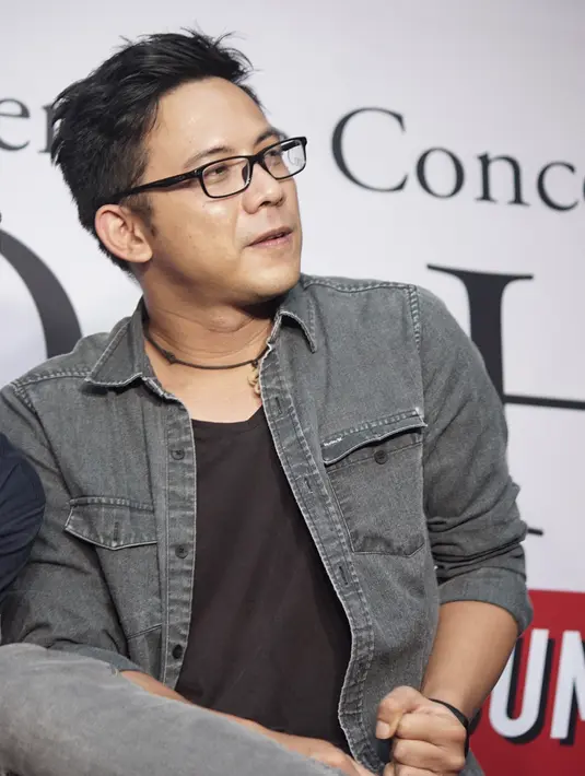 Lantas apa yang menjadi alasan para personel ini menggarap lagunya di atas kapal. Menggarap single ditengah lautan dengan suasana berbeda dan diharapkan bisa mendapatkan ide cemerlang. (Syaiful Bahri/Bintang.com)