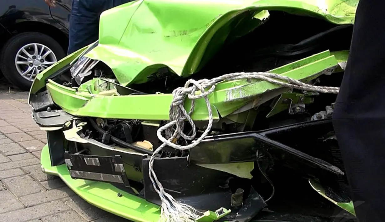 Bagian kap mobil Lamborghini berwarna hijau milik Hotman Paris tampak ringsek. Kap depan bagian kiri tampak terlihat penyok, Jakarta, (5/10/14). (Liputan6.com/Johan Tallo)