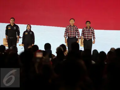 Para paslon menyanyikan lagu kebangsaan Indonesia Raya saat Debat Final Cagub-Cawagub DKI 2017 di Bidakara, Jakarta, Jumat (10/2). (Liputan6.com/Faizal Fanani)