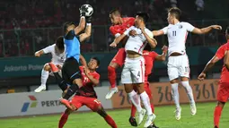 Kiper Indonesia, Andritany Ardhiyasa, menangkap bola saat melawan Hong Kong pada laga Asian Games di Stadion Patriot, Jawa Barat, Senin, (20/8/2018). Indonesia menang 3 - 1 atas Hongkong. (Kapanlagi.com/Agus Apriyanto)