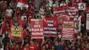 Mereka hadir dengan beragam poster dibentangkan dan yel-yel diteriakkan saat laga berlangsung. (Liputan6.com/Helmi Fithriansyah)