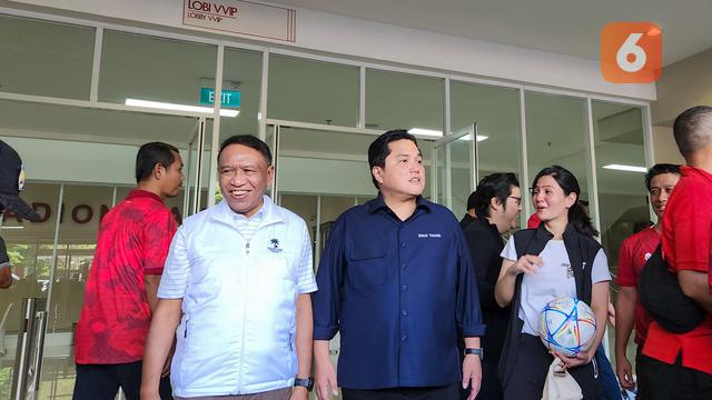 Ketua Umum PSSI, Erick Thohir, ditemani dua Wakil Ketua Umumnya, Zainudin Amali dan Ratu Tisha Destria, saat melakukan kunjungan dan peninjauan di Stadion Manahan, Solo, Minggu (12/3/2023).