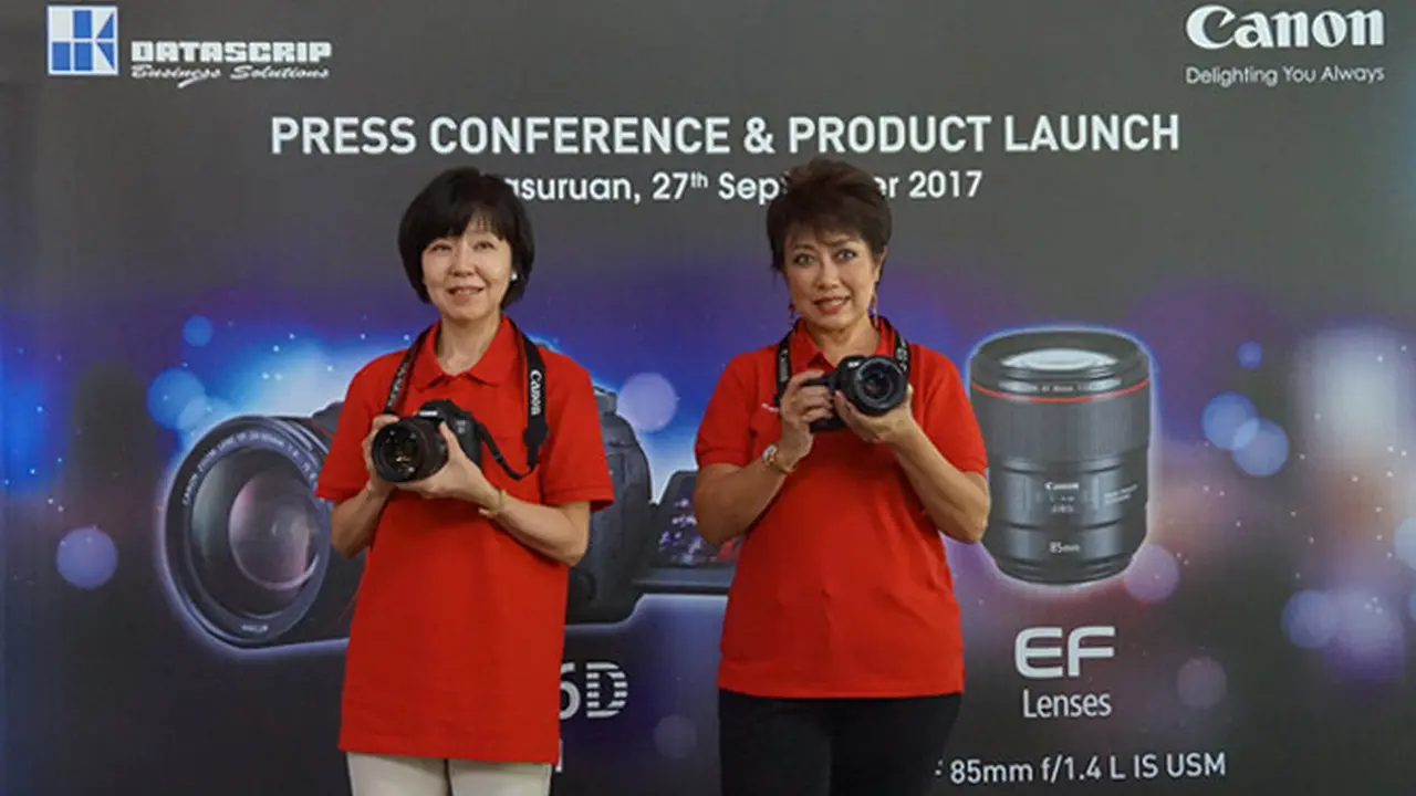 President and CEO Canon Singapore Noriko Gunji (kiri) dan Canon Division Director pt Datascrip Merry Harun memamerkan unit Canon EOS 6D Mark II (Liputan6.com/ Agustin Setyo W).