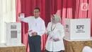 Capres nomor urut 1 Anies Baswedan (kiri) bersama istrinya, Fery Farhati memasukkan surat suara pada Pemilu 2024, Jakarta, Rabu (14/2/2024). (Liputan6.com/Angga Yuniar)