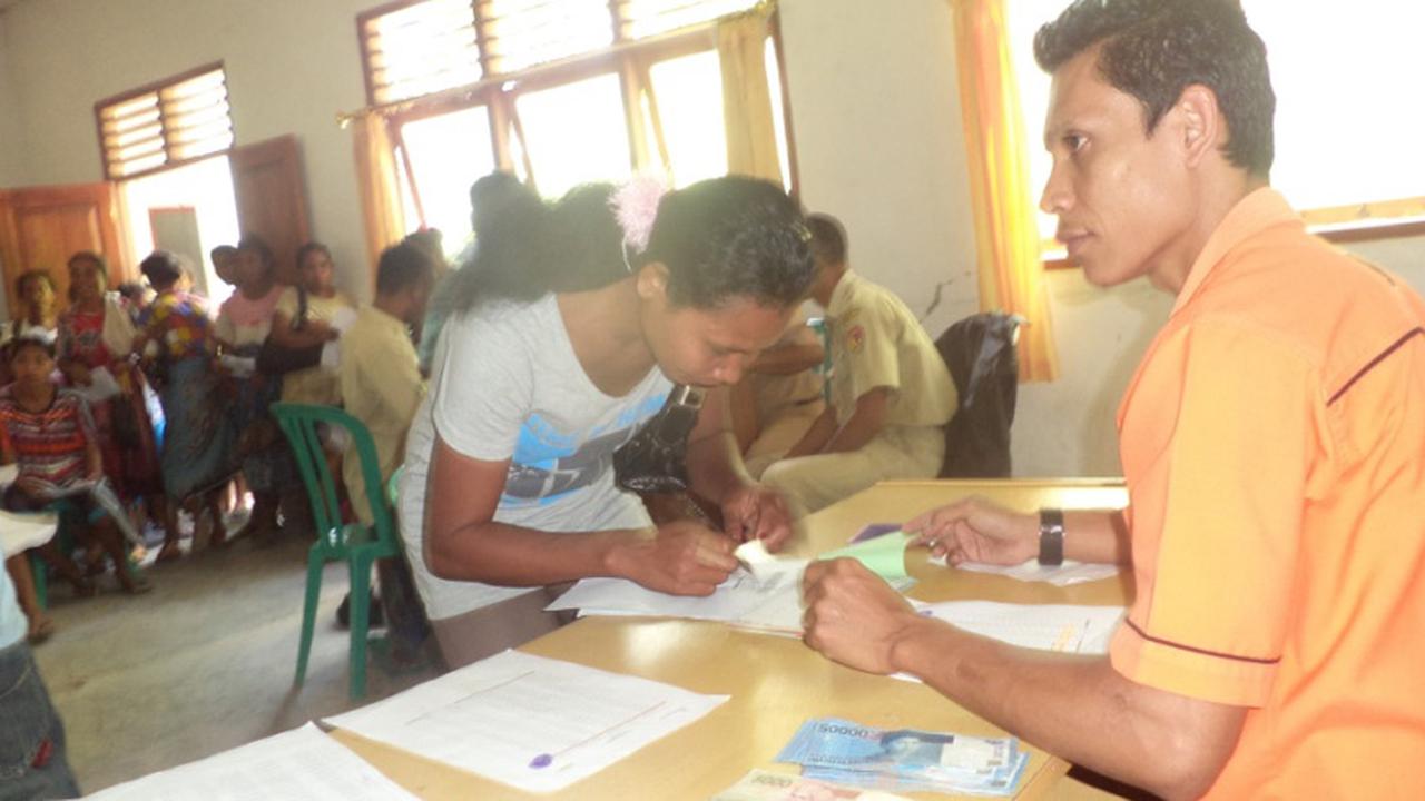 Kantor Pos Atambua Bayarkan PKH Tahap I Tahun 2014