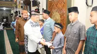 Awali Kunjungan, Kasatgas Tito Salat Subuh Bersama Warga dan Serahkan Bantuan di Aceh Timur