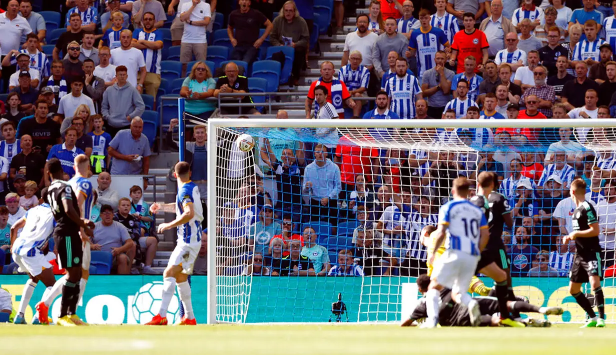 Pemain Brighton and Hove Albion Alexis Mac Allister (kanan tengah) mencetak gol ke gawang Leicester City sebelum akhirnya dianulir karena offside menyusul pemeriksaan VAR pada pertandingan Liga Premier Inggris di The Amex Stadium, Brighton, Inggris, 4 September 2022. Brighton and Hove Albion menang dengan skor 5-2 dan membuat Leicester City terbenam pada dasar klasemen Liga Inggris. (Steven Paston/PA via AP)