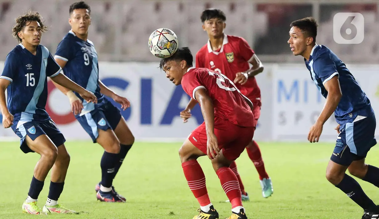 Pemain tengah timnas Indonesia U-20, Ginanjar Wahyu Ramadhani (tengah) berusaha keluar dari adangan pemain Guatemala U-20 saat berlaga pada turnamen mini International Friendly Match di Stadion Utama Gelora Bung Karno, Selasa (21/2/2023). Timnas Indonesia U-20 harus menelan pil pahit kekalahan 0-1 dari Guatemala U-20. (Liputan6.com/Herman Zakharia)