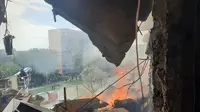 Salah satu dari dua rudal menghancurkan bagian dari gedung apartemen antara lantai empat dan sembilan, kata Menteri Dalam Negeri Ihor Klymenko. (AFP/Ukrainian Emergency Service)