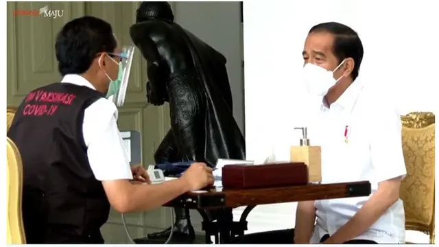 10 Potret Jokowi Lakukan Suntik Vaksin COVID-19 Pertama Buatan Sinovac