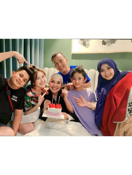 Ayu Ting Ting kenakan piyam bermotif floral saat memberi kejutan ulang tahun. [Instagram/ayutingting92]