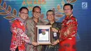 Dirut  Mandiri Inhealth Iwan Pasila (kiri) menerima penghargaan di Indonesia Insurance Consumer Choice Award 2017, Rabu (27/9).  Ini sebagai Apresiasi kepada perusahaan asuransi berkinerja terbaik. (Liputan6.com)