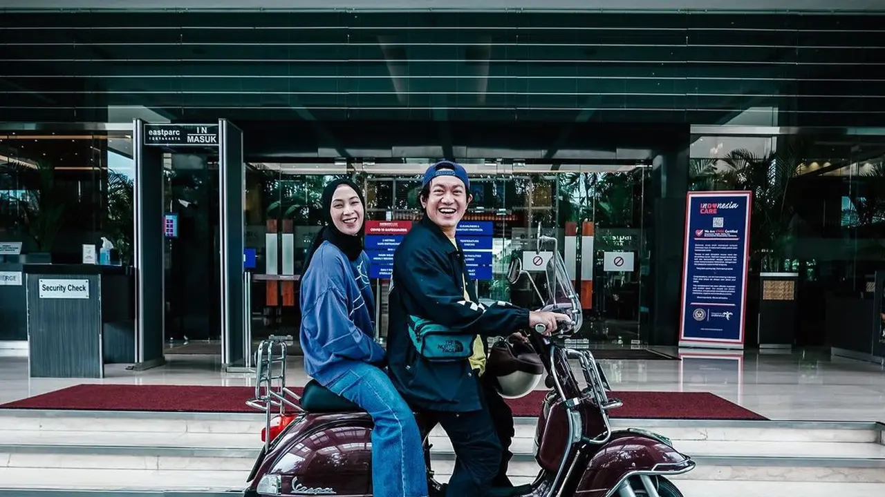 Romantis, 6 Momen Pasangan Seleb Boncengan Naik Sepeda Motor Ini Bikin Baper