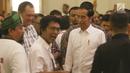 Presiden Joko Widodo tiba menghadiri Halalbihalal bersama aktivis 98 di Jakarta, Minggu (16/6/2019). Dalam silaturahmi tersebut Jokowi dihadiahi jaket bertuliskan Son Of Democracy Indonesia 98 . (Liputan6.com/Angga Yuniar)