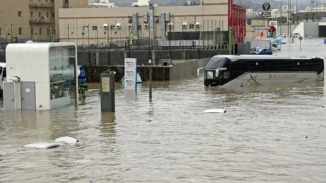Makkah dan Madinah Terendam: Banjir Bandang Serang Tanah Suci, Cuaca Ekstrem Masih Mengancam!
