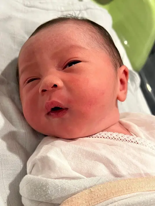 <p>Penyanyi jebolan ajang pencarian bakat itu juga membagikan beberapa potret anak keduanya. Potret menggemaskan Clef Kiora JulianClef Kiora Julian. [Instagram/rinni_w]</p>