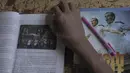Anak-anak di Negeri Tulehu, Maluku tidak bisa dipisahkan dari sepak bola. Buku tulis bergambar bintang Real Madrid, Gareth Bale menjadi salah satu bukti kecintaan mereka. (Bola.com/Peksi Cahyo)