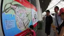 Pengunjung mengamati peta Stadion Nasional Singapura. (Bola.com/Arief Bagus)