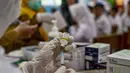Seorang tenaga kesehatan sedang mempersiapkan vaksin difteri untuk murid-murid di sebuah sekolah dasar di Surabaya pada Selasa 4 November 2025. Sementara tahap kedua pada November mencakup vaksin Difteri-Tetanus (DT) untuk kelas 1 dan Tetanus-Difteri (Td) bagi kelas 2, 5, dan 9. (Juni KRISWANTO/AFP)
