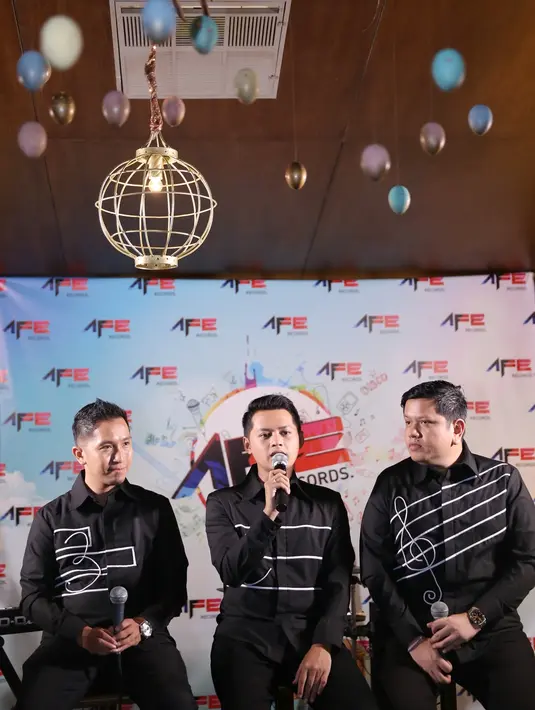 "Ini ciptaan saya, kemaren-kemaren kami selalu bikin lagu bertiga, kali ini dipilih lagu Bangun Cinta karena unik liriknya, nadanya juga ketcy, temanya positif dan energinya besar sekali untuk dibawakan," terang Bemby Noor. (Nurwahyunan/Bintang.com)